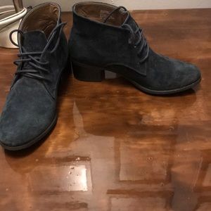 Low heel lace up navy suede bootie- white mountain
